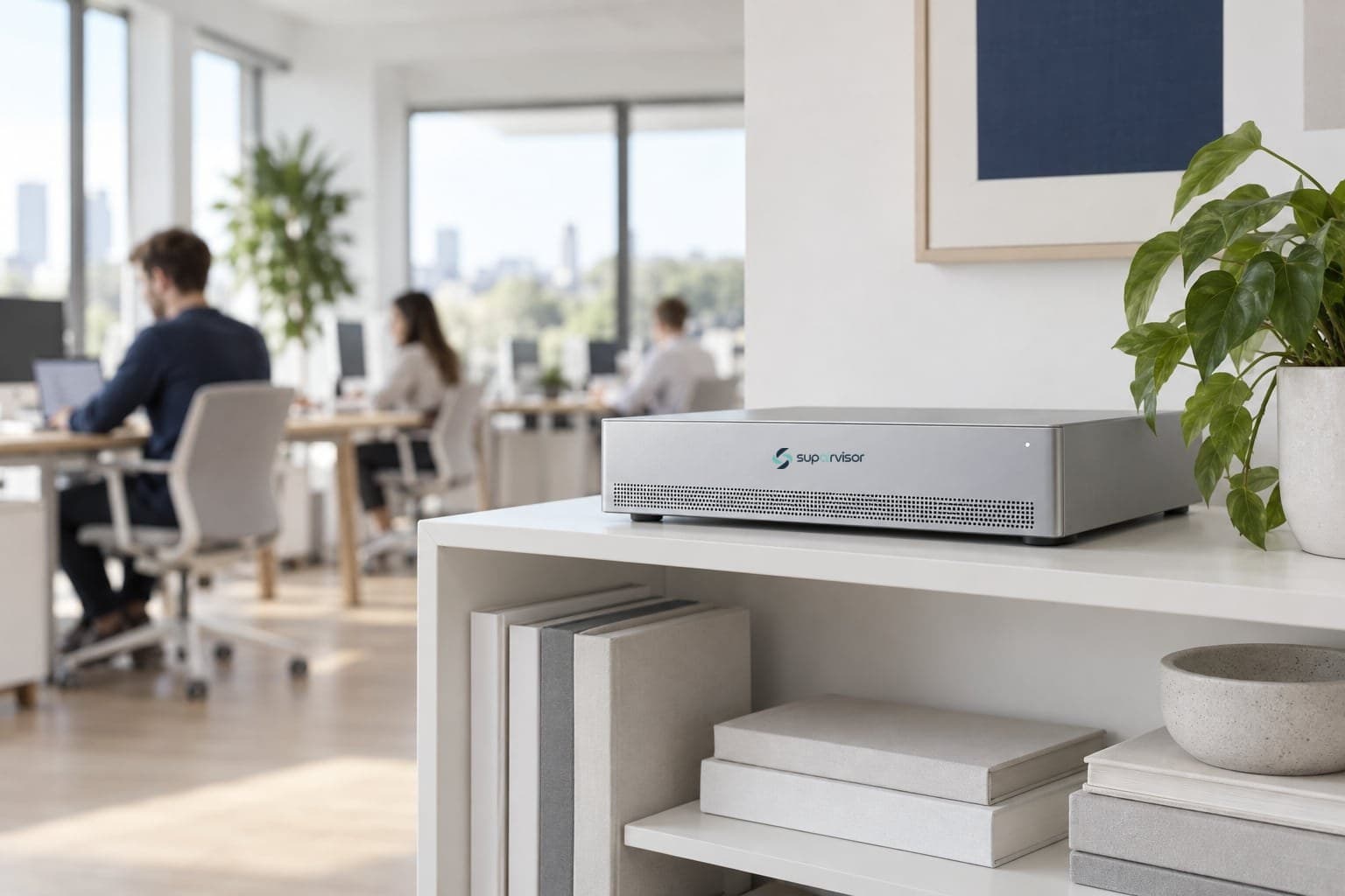 Serveur Supairvisor In Situ posé sur une étagère, dans des bureaux lumineux
